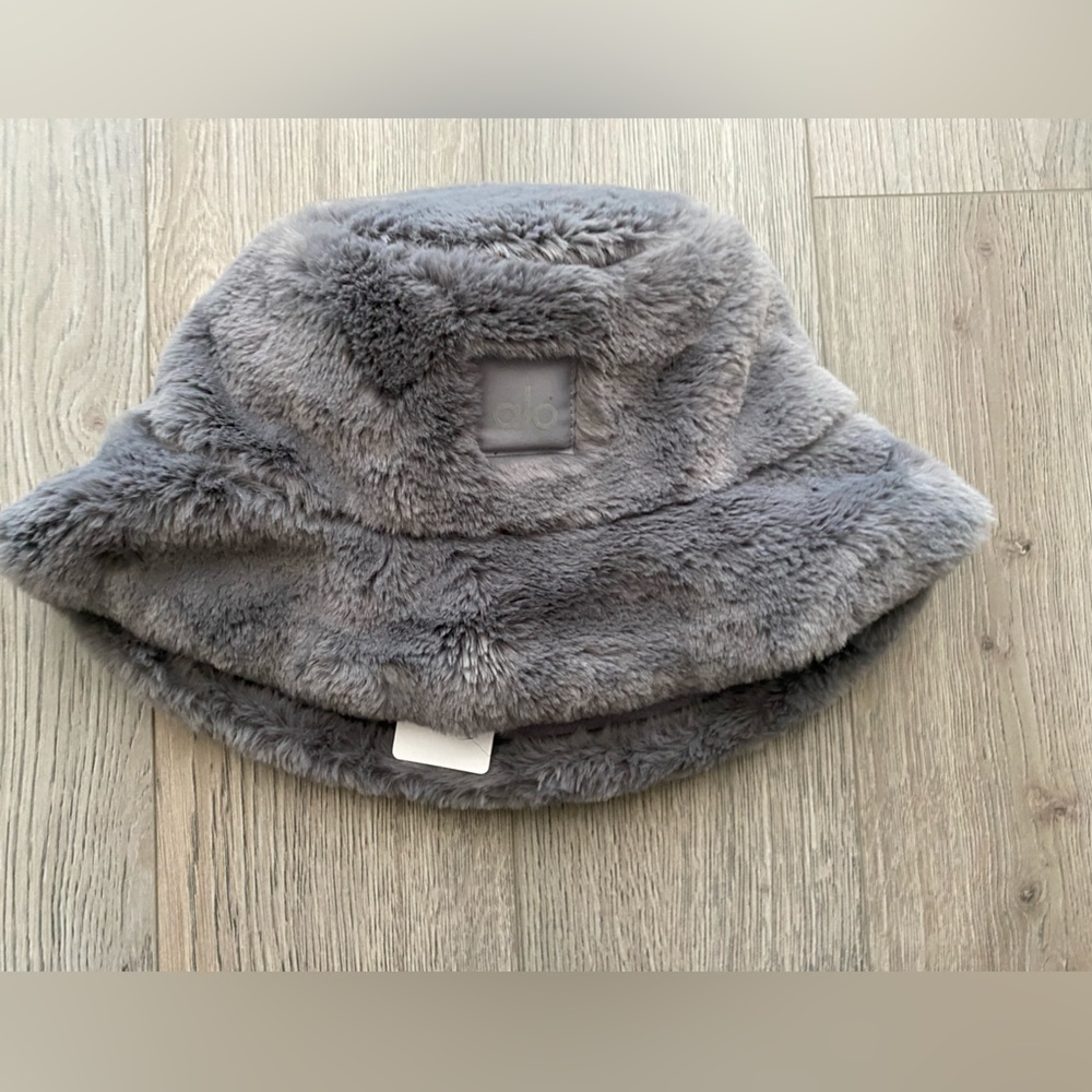 ⭐️ALO Yoga Womens Faux Fur Bucket Hat⭐️